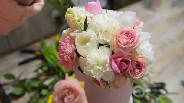 Herstellung von Blumenkompositionen in rosa und weißen Farben - Filmmaterial, Video