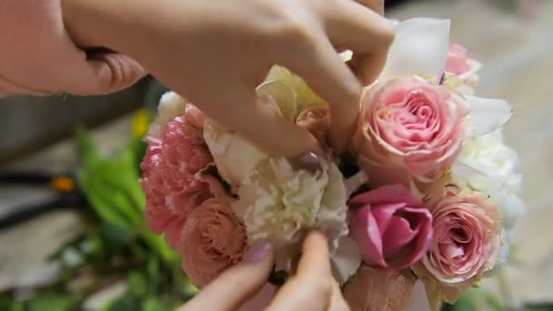Aranžování květin v kytici v květinářství - Záběry, video