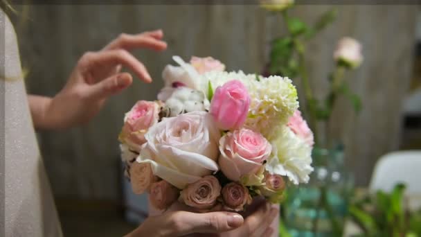 柔らかい女性の指に触れる美しい花束 - 映像、動画
