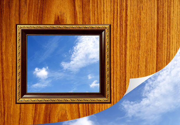 een foto van een houten picture frame met de hemel instellen binnen - Foto, afbeelding