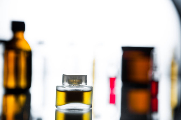 Groupe d'ampoules avec un médicament transparent en laboratoire médical
 - Photo, image