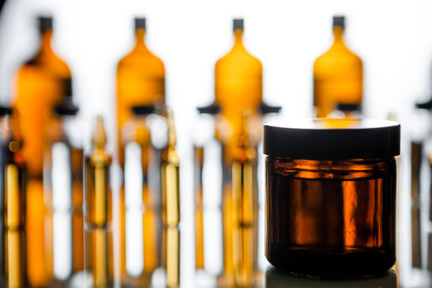 Grupo de ampollas con un medicamento transparente en laboratorio médico
 - Foto, imagen