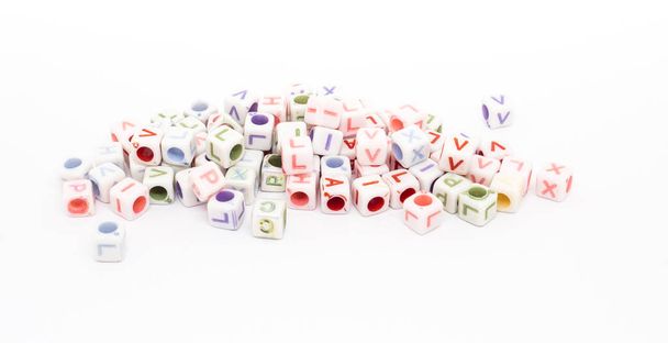 A sok színes kockák betűkkel fehér alapon - Fotó, kép