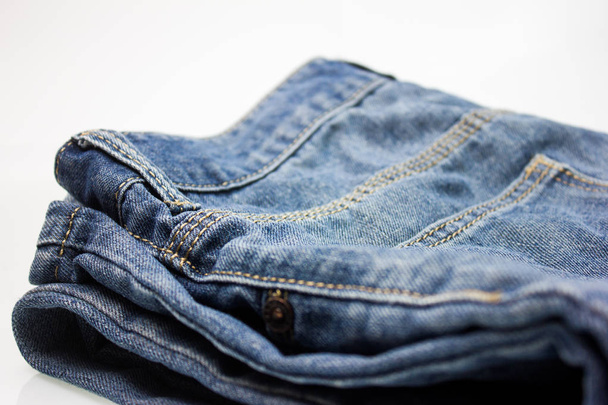 Gros plan de jeans en denim bleu sur fond blanc
 - Photo, image