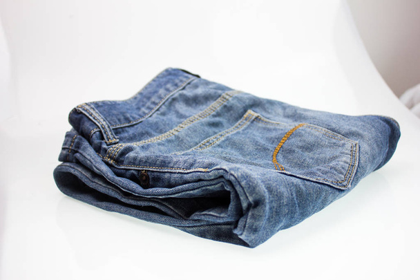Closeup tiro de jeans jeans jeans azul no fundo branco
 - Foto, Imagem