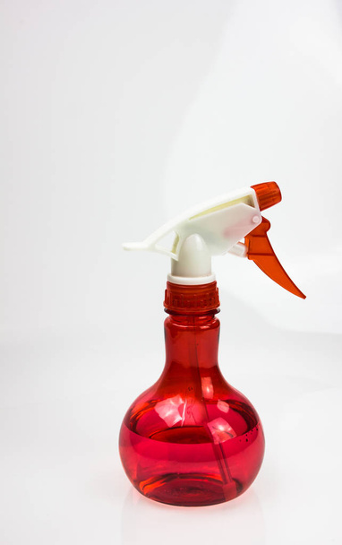 Червоний пляшковий спрей на білому тлі
 - Фото, зображення