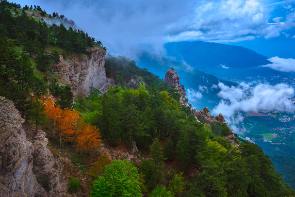 Vuoret metsän peitossa pilvissä, viehättäviä kiviä. Siirtokuntia vuorten juurella. Taraktash Gorge, Krimin tasavalta
 - Valokuva, kuva