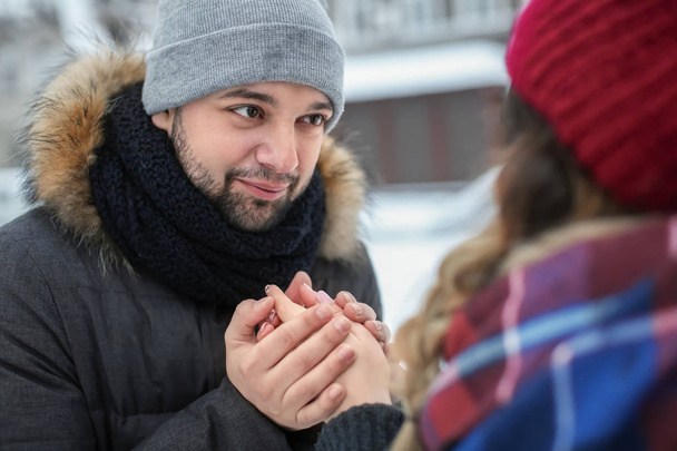 Νεαρός άνδρας που βλέπουν την κοπέλα του σε εξωτερικούς χώρους σε μέρα του χειμώνα - Φωτογραφία, εικόνα