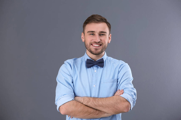 Young man in casual clothes on grey background - Foto, afbeelding