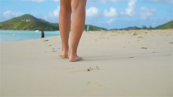 Nahaufnahme weiblicher Füße, die barfuß am Strand spazieren. Zeitlupe. - Filmmaterial, Video
