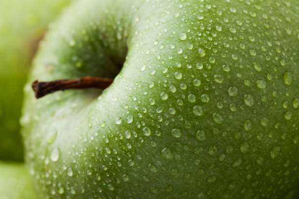 Detail zralé zelených jablek pokryté rosou. Makro - Fotografie, Obrázek