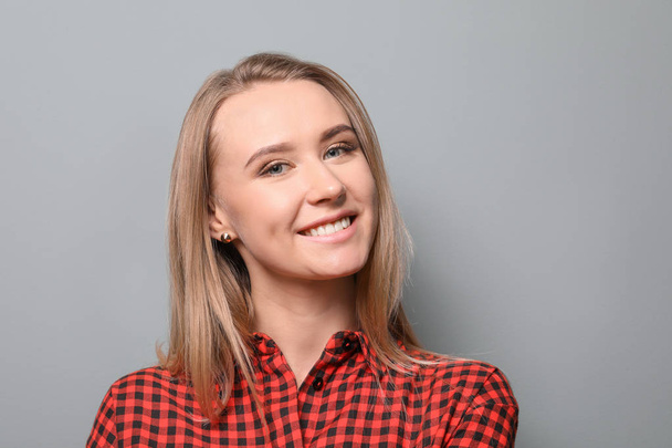 Portrait of beautiful smiling woman on color background - Fotografie, Obrázek