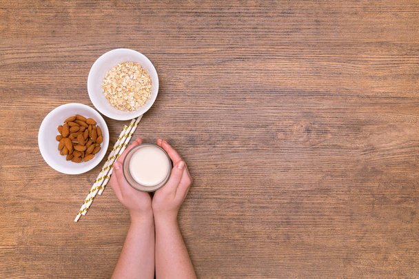 Alternative vegan milk recipe: almond, oat, source of fat and protein - Foto, Imagem