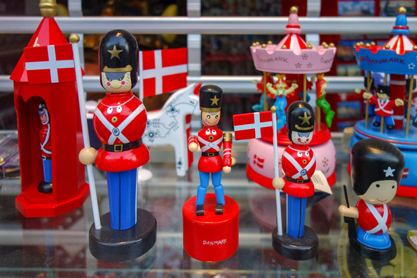Eğlenceli, renkli oyuncak asker figürler ekranda bir Hediyelik eşya dükkanı Kopenhag, Danimarka - Fotoğraf, Görsel