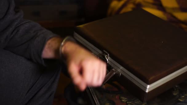 Mann mit Handschellen an Aktentasche gefesselt - Filmmaterial, Video
