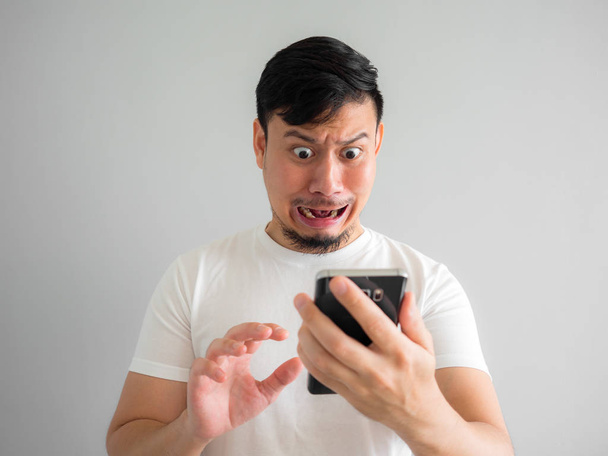 Shocked and scary face of man get yelled from smartphone.  See s - 写真・画像