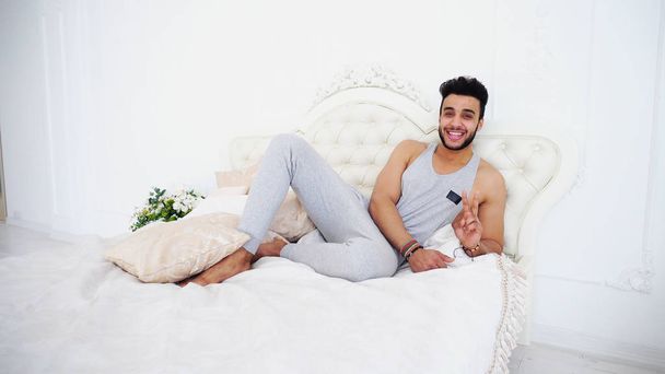 Portrét mužské muslimských rekreant před ruchem města na posteli v Br - Fotografie, Obrázek