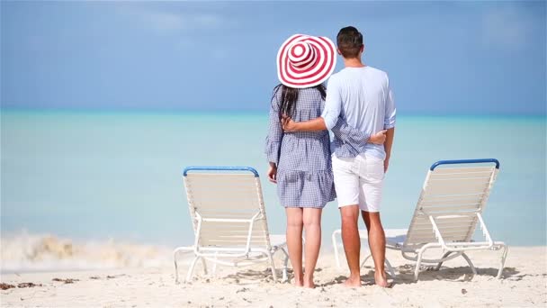 Jeune couple sur la plage blanche pendant les vacances d'été. Bonne famille profiter de leur lune de miel
 - Séquence, vidéo