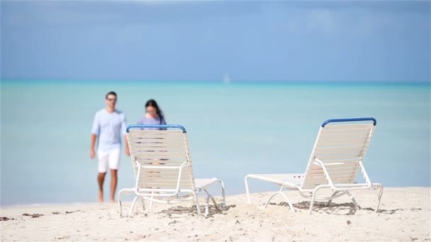 ヤング カップル白い砂浜夏休み。幸せな家族が彼らの新婚旅行をお楽しみください。 - 映像、動画