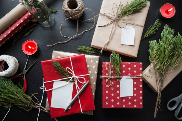 Un cadeau de Noël avec carte de voeux sur la table
 - Photo, image