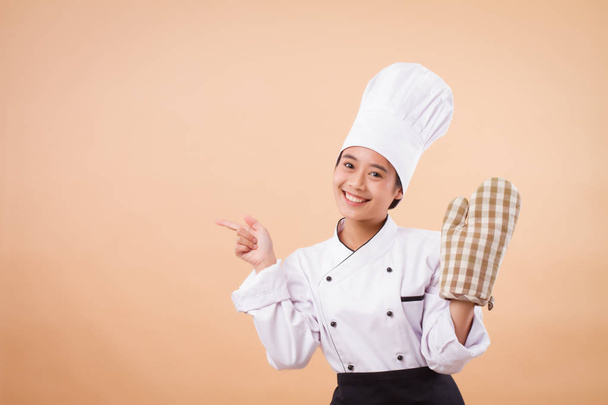 пекарь женщина указывает вверх, варежка перчатка
 - Фото, изображение