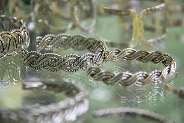 Srebrne bransoletki na wyświetlaczu w meksykańskiej sklepie jubilerskim. - Zdjęcie, obraz