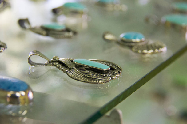 Srebrne bransoletki na wyświetlaczu w meksykańskiej sklepie jubilerskim. - Zdjęcie, obraz