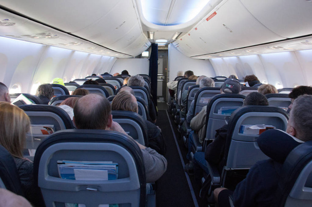 Mirando por el pasillo de la clase económica en un avión comercial de pasajeros
. - Foto, imagen