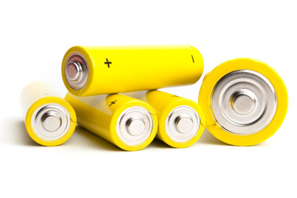 batterie alcaline gialle isolate su sfondo bianco
 - Foto, immagini