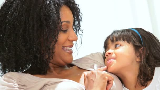 Happy africká americká matka dítě - Záběry, video