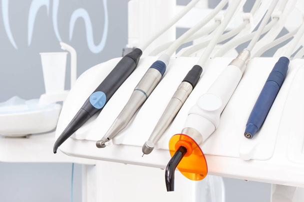 Instrumenty stomatologiczne i narzędzia używane przez dentystów w biurze Stomatologia - Zdjęcie, obraz