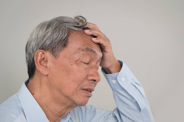 endişeli emekli kıdemli yaşlı adam gri saç yaşlanma sorunu ile - Fotoğraf, Görsel