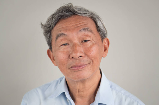 nyugdíjas vezető öreg, semleges kifejezés portréja - Fotó, kép