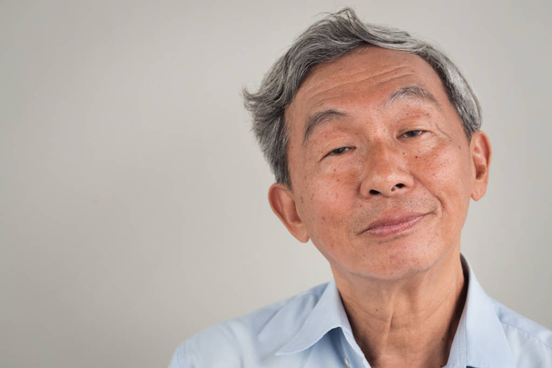 emekli kıdemli yaşlı adam, nötr ifade portresi - Fotoğraf, Görsel