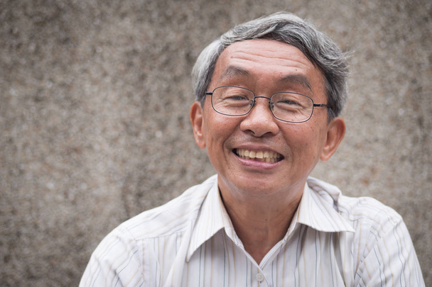 heureux vieil homme, souriant senior, retraité positif portrait
 - Photo, image