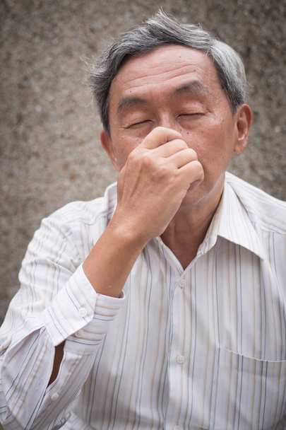 病気の老人シニア、インフルエンザ、風邪、鼻水 - 写真・画像
