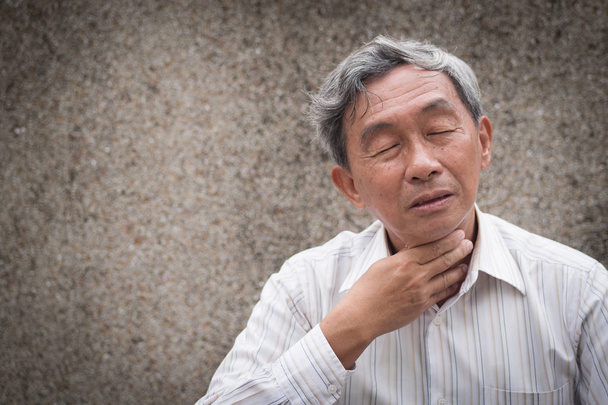 больной старик с больным горлом, ларингитом, рефлюксом
 - Фото, изображение