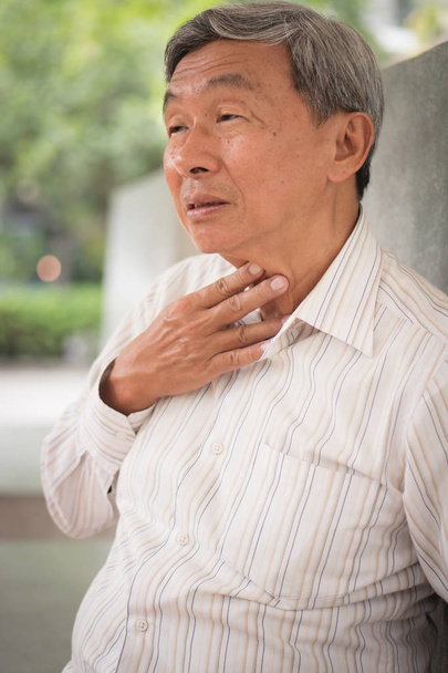 velho doente com dor de garganta ou frio ou gripe, retrato de homem velho insalubre
 - Foto, Imagem