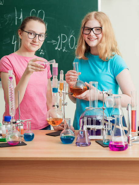két lányok csinálás kémiai kísérletek - Fotó, kép