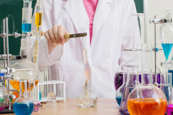 girl makes a chemical experiment in a chemistry lesson - Zdjęcie, obraz