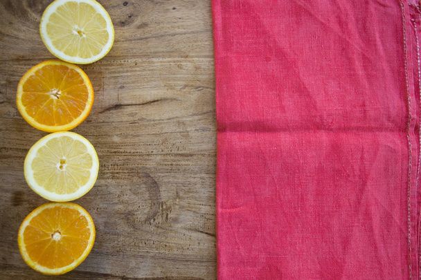 апельсини і лимони нарізані навпіл і ніл червона серветка
 - Фото, зображення