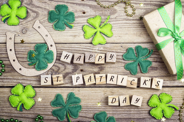 St.Patrick του μηνύματος χαιρετισμού ημέρα με φύλλα τριφυλλιού, πεταλοειδή  - Φωτογραφία, εικόνα