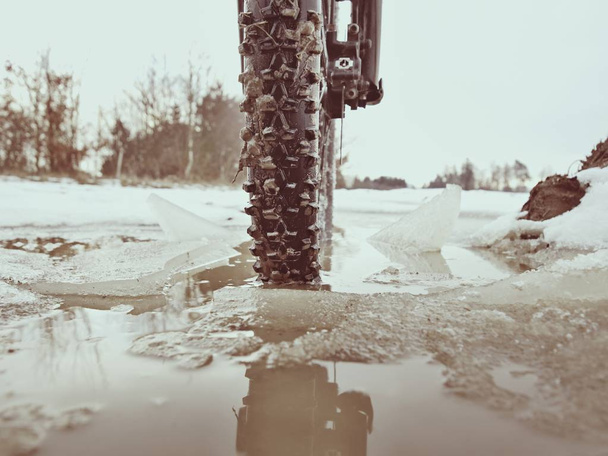 VTT vélo reposant dans la flaque d'eau humide. Concept d'aventure et motivation personnelle
 - Photo, image