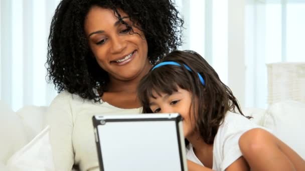 Afro-Amerikan bir annenin çocuğu kablosuz tablet - Video, Çekim