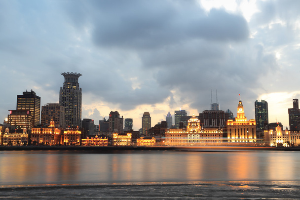Shanghai Bund in der Abenddämmerung - Foto, Bild