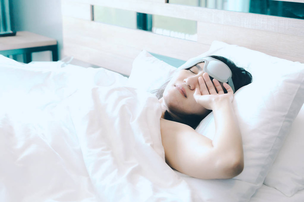 las mujeres duermen en almohada blanca en la cama, después de despertarse en la dulce mañana
 - Foto, imagen