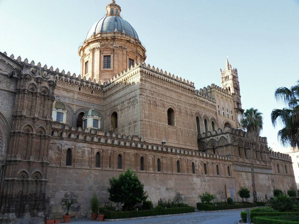 Palermo, Szicília, Olaszország - július 27, 2010: Székesegyház, szentelt a Boldogságos Szűz Mária Mennybemenetele, 2015-től a Világörökség része. A kápolnák egyike elkötelezett a Santa Rosalia, a város védőszentjének, Szent. - Fotó, kép