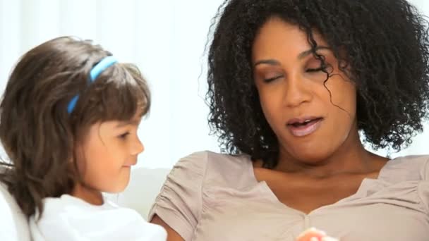 liefdevolle jonge etnische moeder dochter - Video