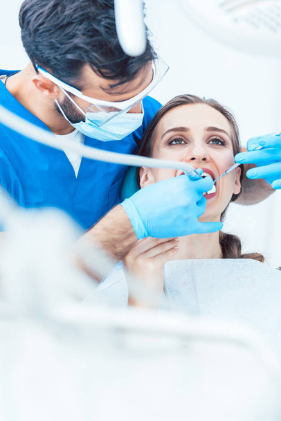 Piękna młoda kobieta patrząc w górę złagodzone podczas bezbolesny zabieg dentystyczny - Zdjęcie, obraz