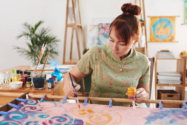 Młoda kobieta, koncentruje się na malarstwo w pracowni - Zdjęcie, obraz